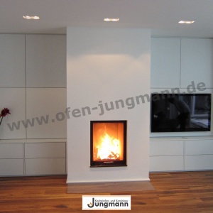 Moderner Heizkamin, eingepasst in eine moderne Wohnlandschaft