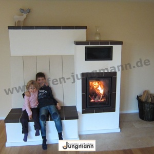 Kachelofen mit gefließter Sitzbank