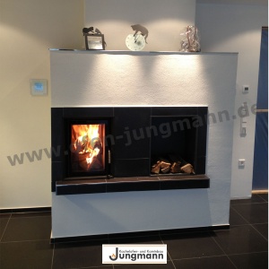 Kachelofen mit seitlichen Holzfach