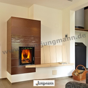 Moderner Kachelofen mit Sitzfläche