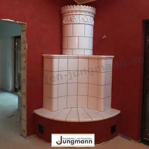 Kachelofen mit weißen Kacheln gebaut von Kachelofen Jungmann im Kreis Paderborn